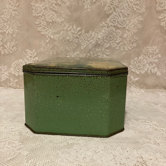 PRICE REDUCTION English Cottage Scene Vintage Tin Box Made in England - Picture 3 of 12